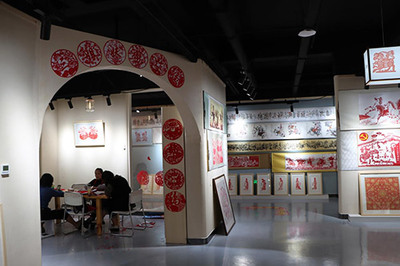 指尖技藝煥新生 陜西定邊社區(qū)剪紙工廠的產(chǎn)業(yè)化探索