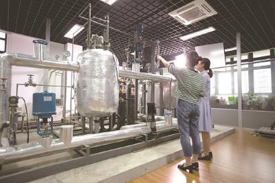 《文匯報》上海電力大學(xué)深化產(chǎn)教融合校企合作,推進能源電力復(fù)合型高層次人才培養(yǎng) 砥礪奮進,加快能源特色高水平地方一流大學(xué)建設(shè)